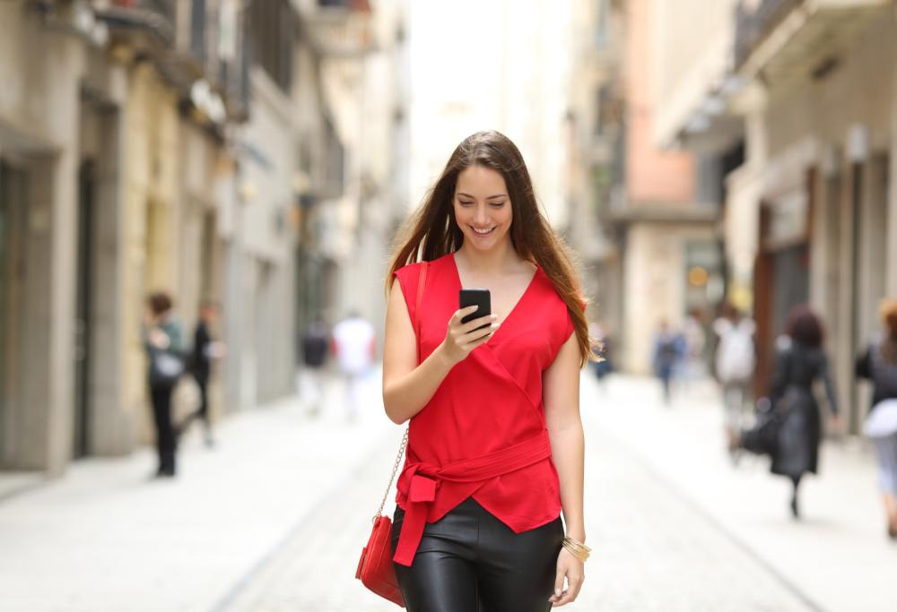 Gli smartphone ci fanno camminare come gli ottantenni