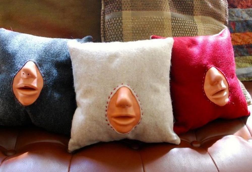Volete imparare a baciare? Ecco il cuscino fatto apposta!