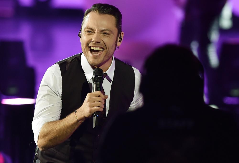 Tiziano Ferro: al concerto di Bari parla di fede e paura