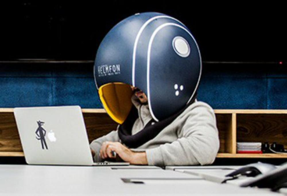 Troppe distrazioni in ufficio? Ecco il casco contro colleghi e rumori molesti