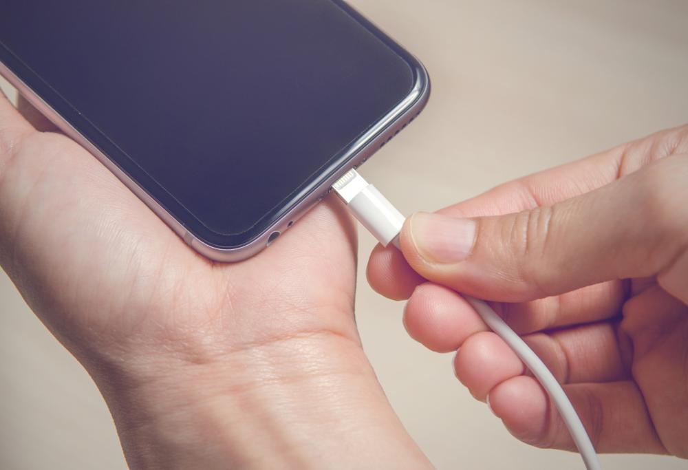 Non dovresti mai ricaricare il tuo smartphone di notte, per questi (seri) motivi