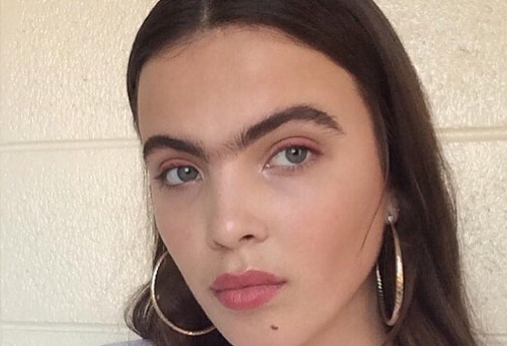 Monociglio e ascelle incolte: ecco la modella che sfida i canoni tradizionali di bellezza