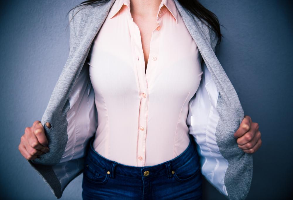 Abiti scollati a lavoro? Le donne che li indossano vengono considerate leader