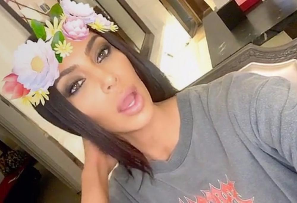 Strisce bianche su un tavolo in una delle storie Snapchat di Kim Kardashian. Lei si difende: “non è cocaina”