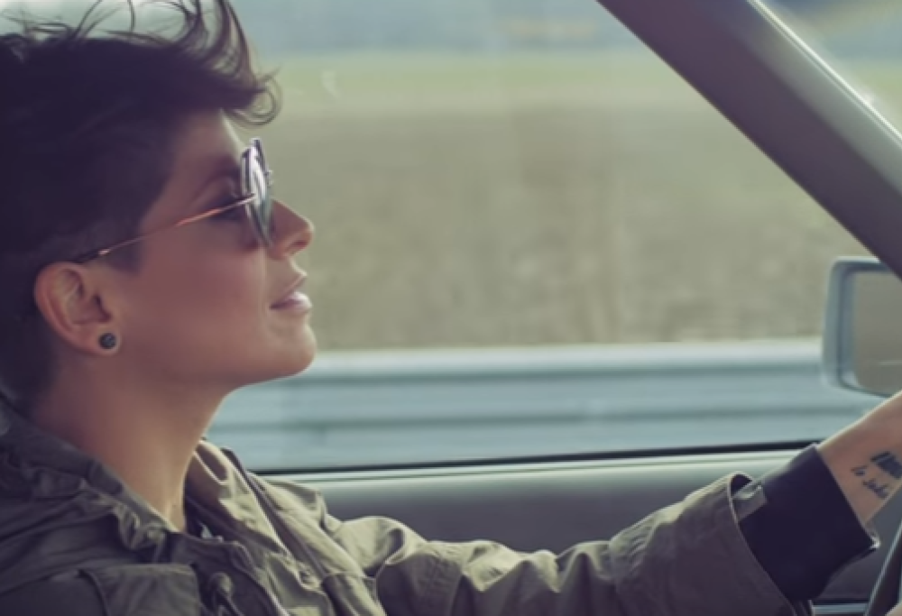 Alessandra Amoroso in auto senza cinture nel video di "Comunque Andare": è polemica