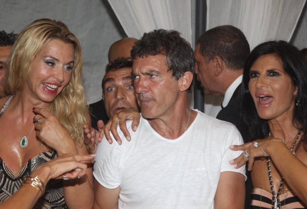 Valeria Marini e Pamela Prati: balli scatenati con Banderas, ma alla fine arriva la sua fidanzata