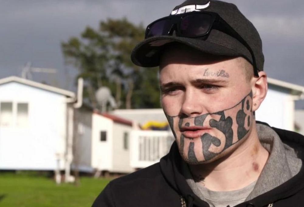 “Voglio solo un lavoro”: respinto per il suo tatuaggio sul volto, pubblica un annuncio su Facebook