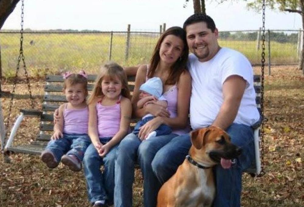 In questa foto di famiglia c'è un dettaglio inquietante. Riuscite a vederlo?