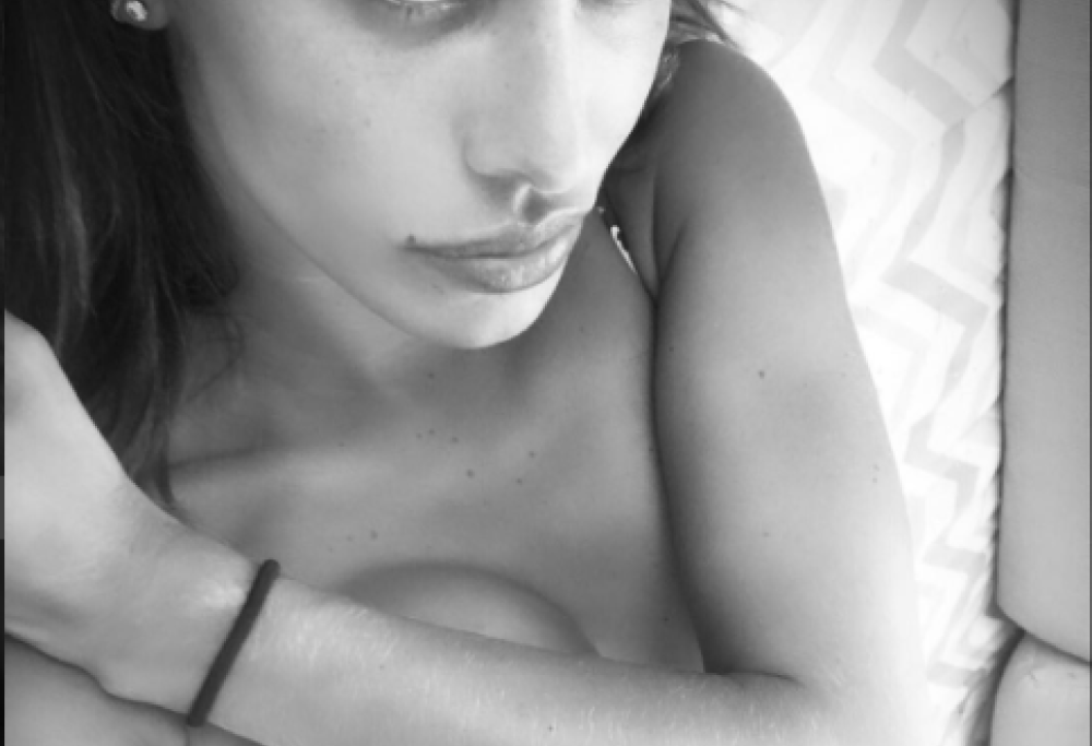 Belén Rodriguez posta una foto ma... manca il seno sinistro!