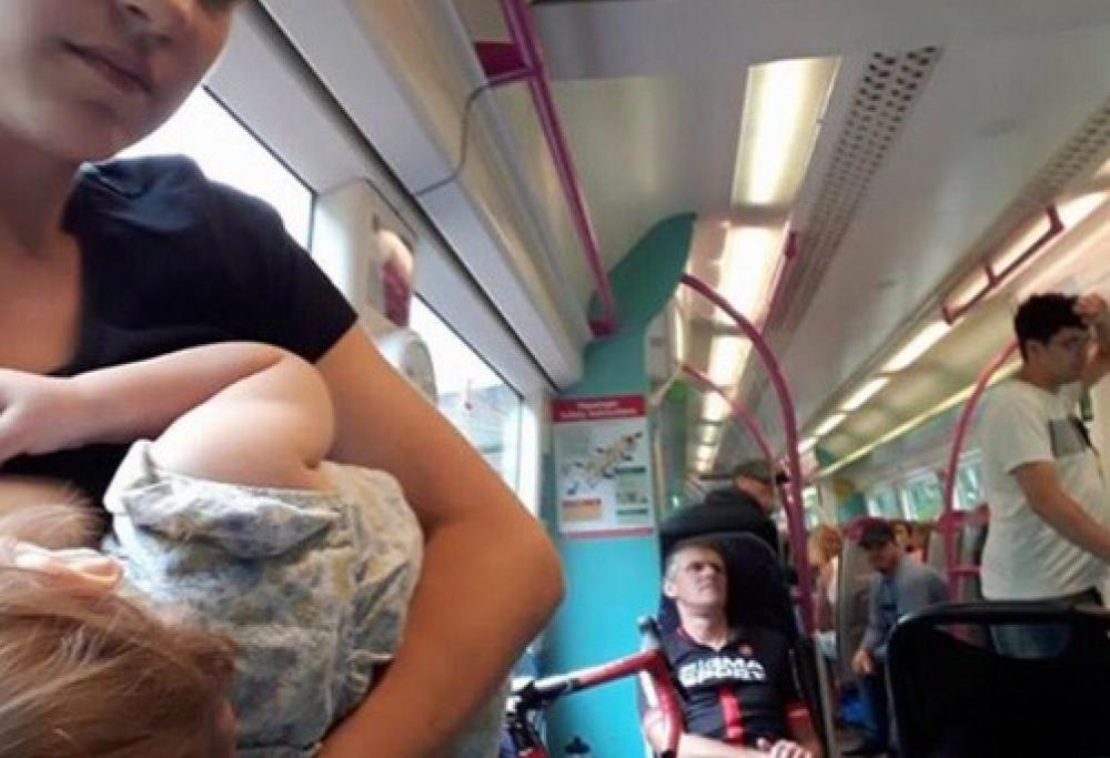 Inghilterra: allatta in piedi sul treno, nessuno le cede il posto. Polemiche sui social