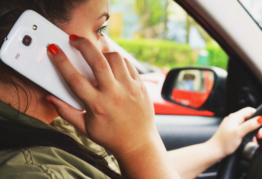 Cellulare alla guida, arriva il pugno di ferro: sospensione immediata della patente e multe salatissime