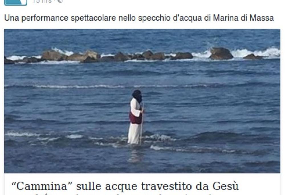 Massa: Gesù cammina sulle acque, ecco l’originale protesta di uno sconosciuto