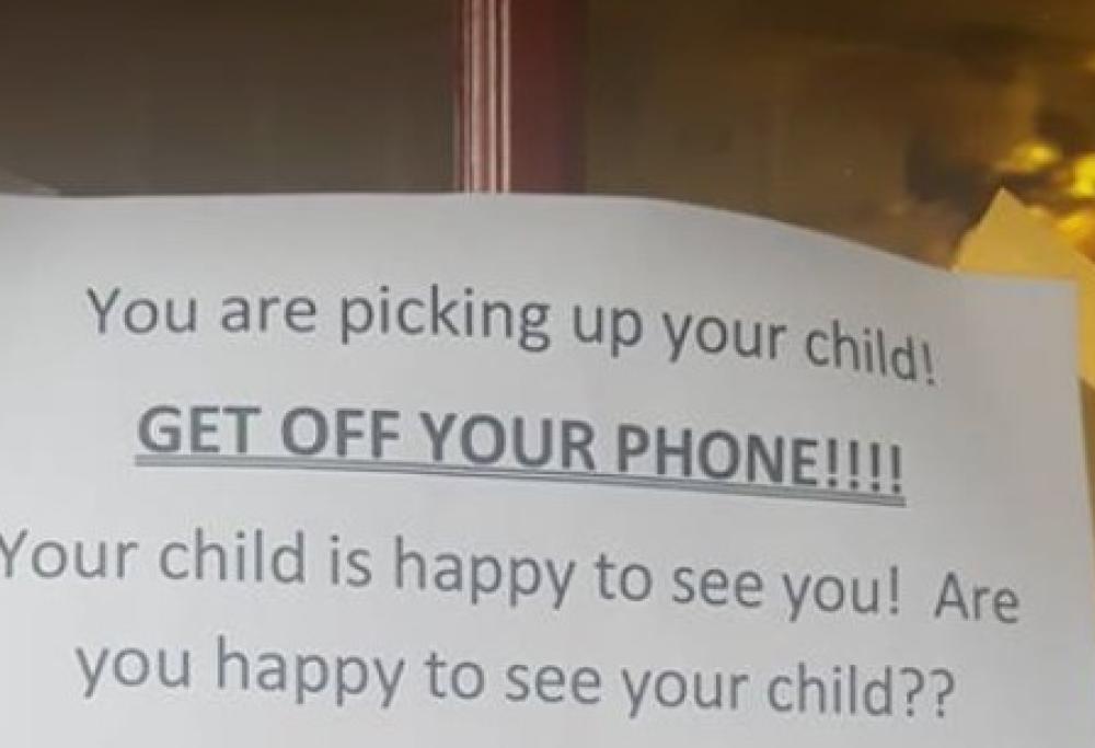 "Mettete via i telefoni!", ecco il rimprovero di una scuola texana ai genitori
