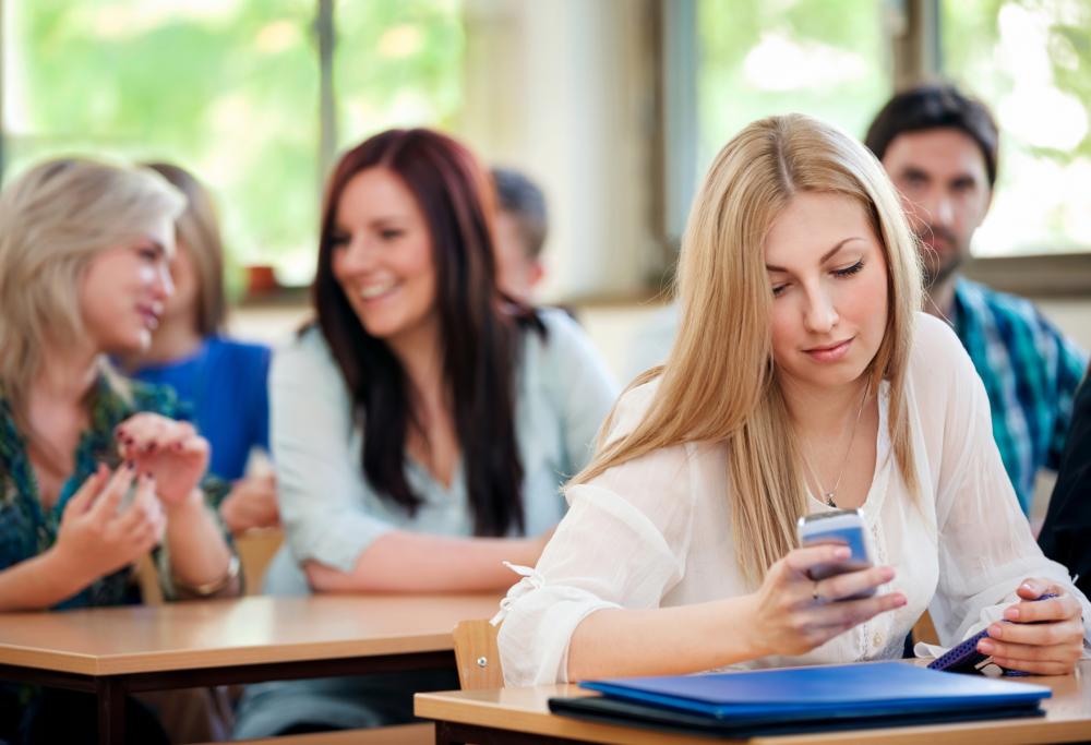 Scuola, smartphone ammessi durante le lezioni: ecco le nuove direttive
