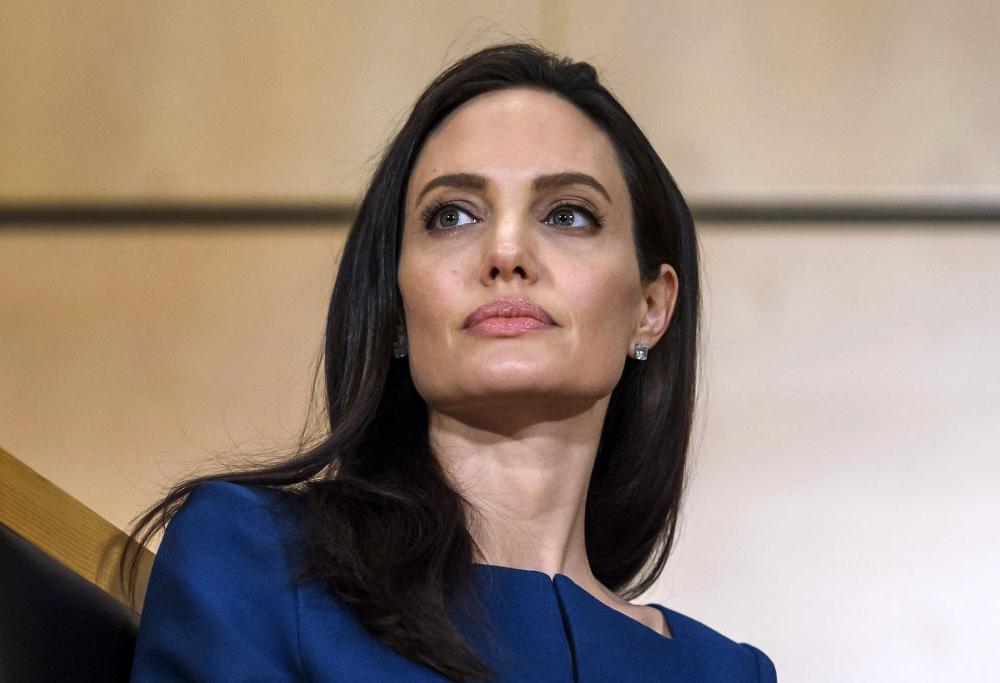 Angelina Jolie si mette a nudo: dal divorzio da Brad Pitt al rischio di paresi facciale