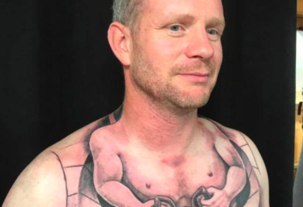 Inghilterra, lo strano tatuaggio di un camionista fa il giro del web! Ecco le foto 