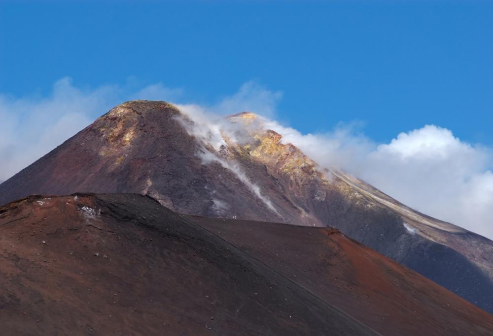 L’Etna starebbe scivolando pericolosamente verso il mare, causando un rischio tsunami
