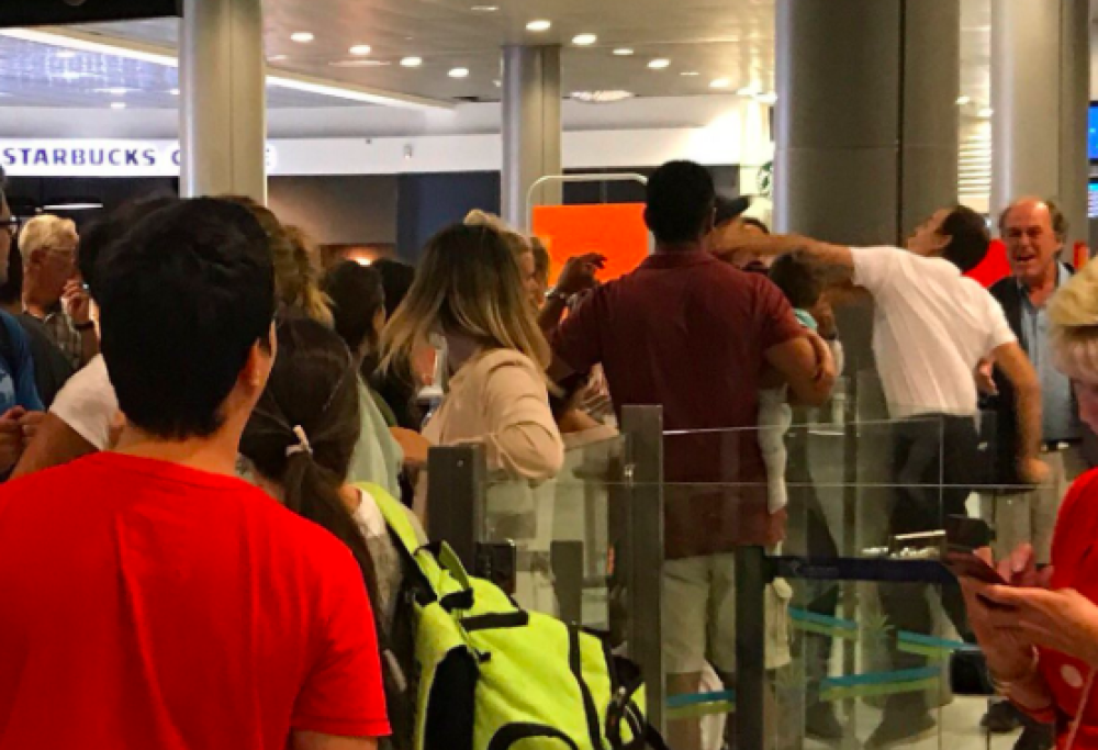 Nizza: addetto aeroporto aggredisce passeggero con bambino in braccio