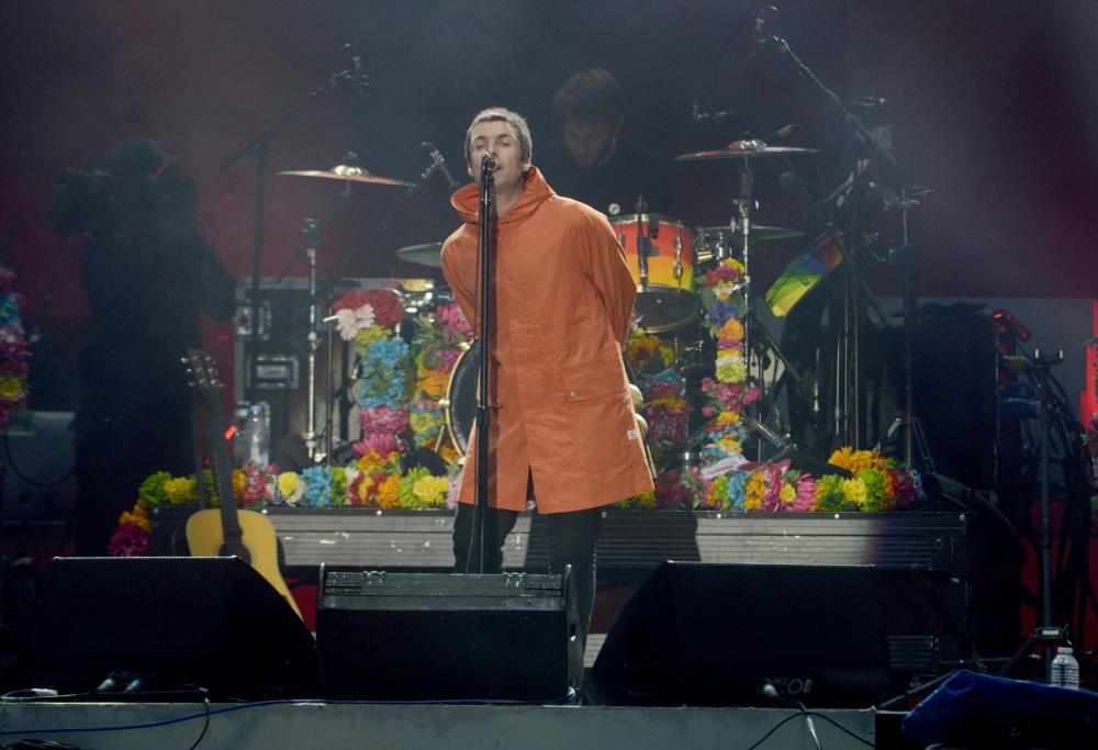 Liam Gallagher dal tabaccaio senza documenti: niente sigarette
