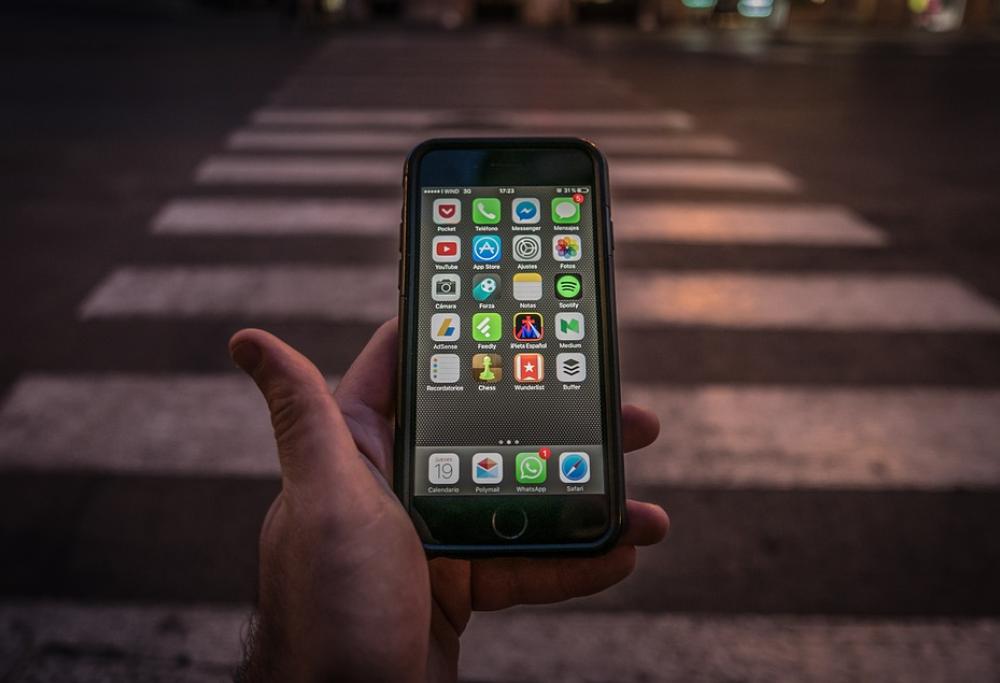 Hawaii: multe per chi usa lo smartphone mentre attraversa la strada