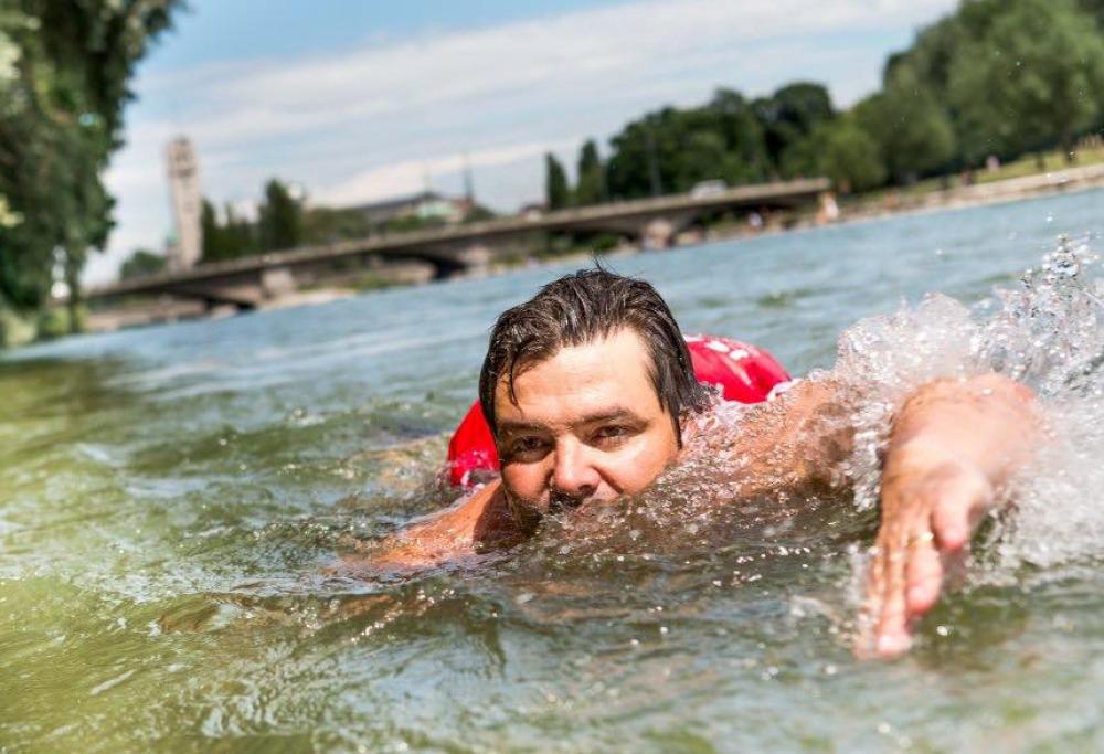 La storia del manager che va in ufficio nuotando nel fiume