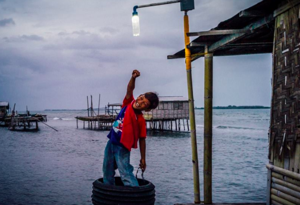 Liter of Light: ecco come usare le bottiglie di plastica per illuminare le case