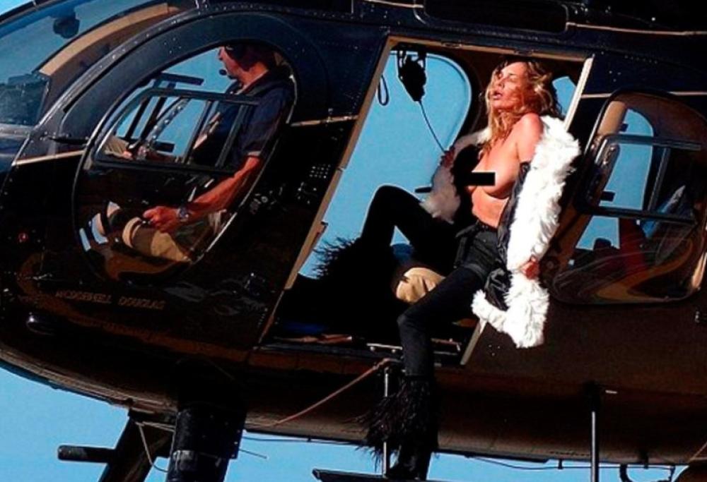 Kate Moss, scatti in topless sull'elicottero 