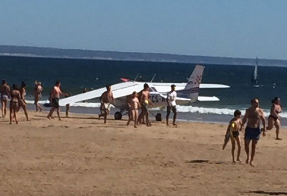 Tragedia in Portogallo: aereo atterra in spiaggia e uccide uomo e bimba che prendevano il sole