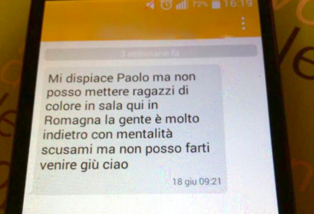 Cervia, giovane cameriere milanese rifiutato via sms perché di colore
