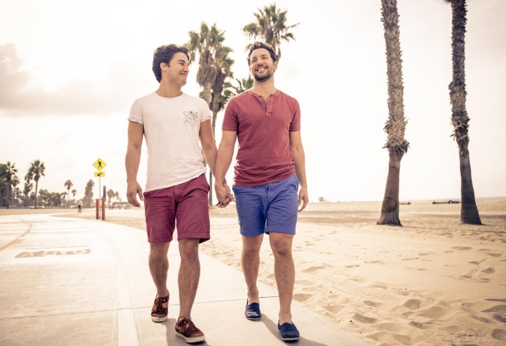 Coppia gay ripresa per un abbraccio: "Composti, ci sono i bambini"