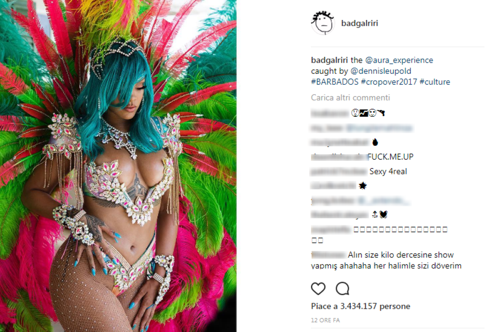 Rihanna: look mozzafiato per la festa delle Barbados