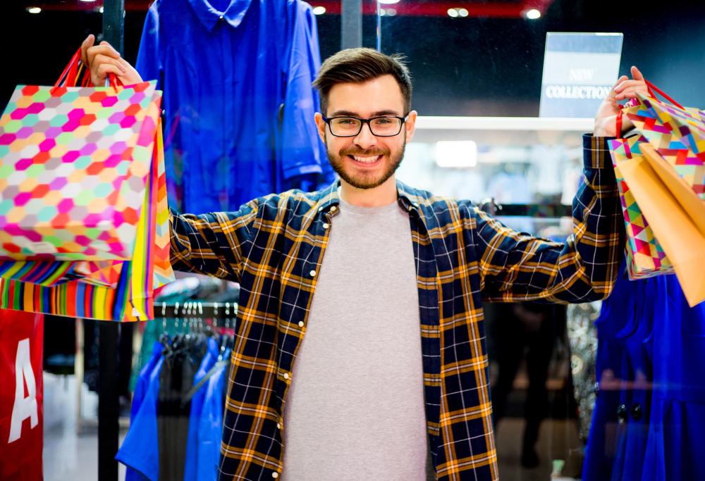 Shopping, 7 uomini su 10 amano gli acquisti
