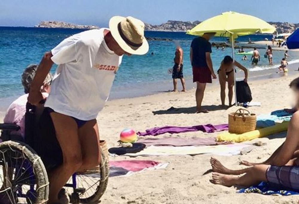 Anziano spinge la carrozzina della moglie per 3 km sotto il sole: voleva portarla sulla spiaggia più bella