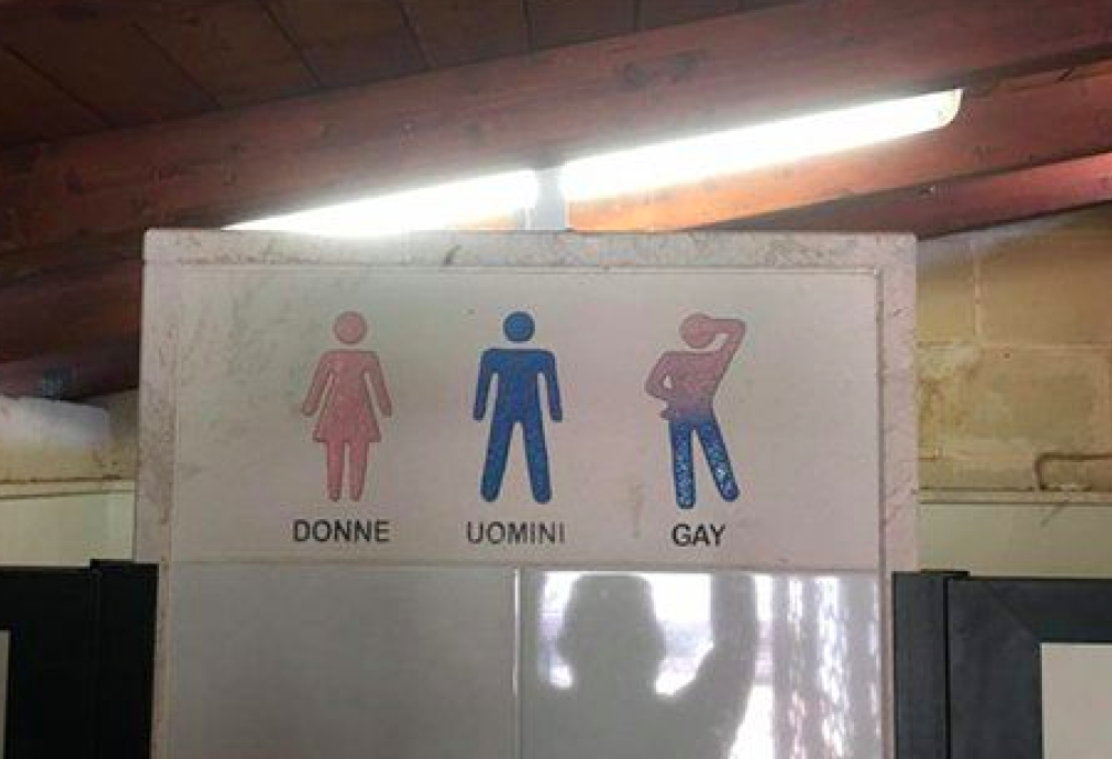 Lecce, nell’agriturismo c’è la toilette per gay: scoppia la polemica