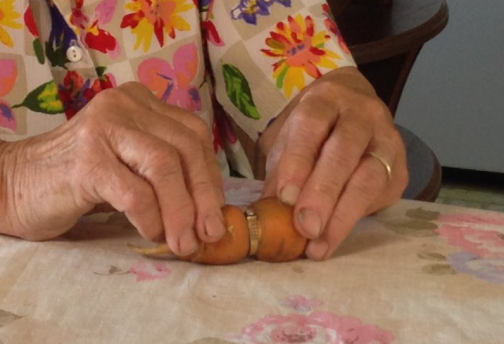 Perde anello nell’orto: lo ritrova dopo 13 anni intorno a una carota!