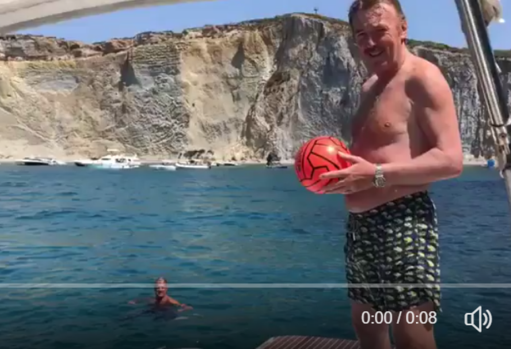 Boniek sfida Totti: anche il suo calcio da barca a barca è perfetto! Il video