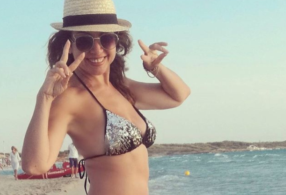 La foto da urlo di Cristina D’Avena in spiaggia
