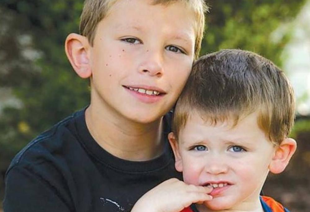 Il fratellino sta annegando, lui lo salva rianimandolo come nel film di The Rock