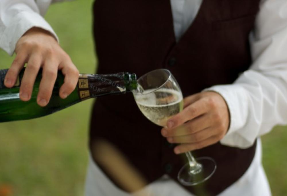 Il Guardian boicotta il Prosecco: "Va evitato, distrugge i denti"