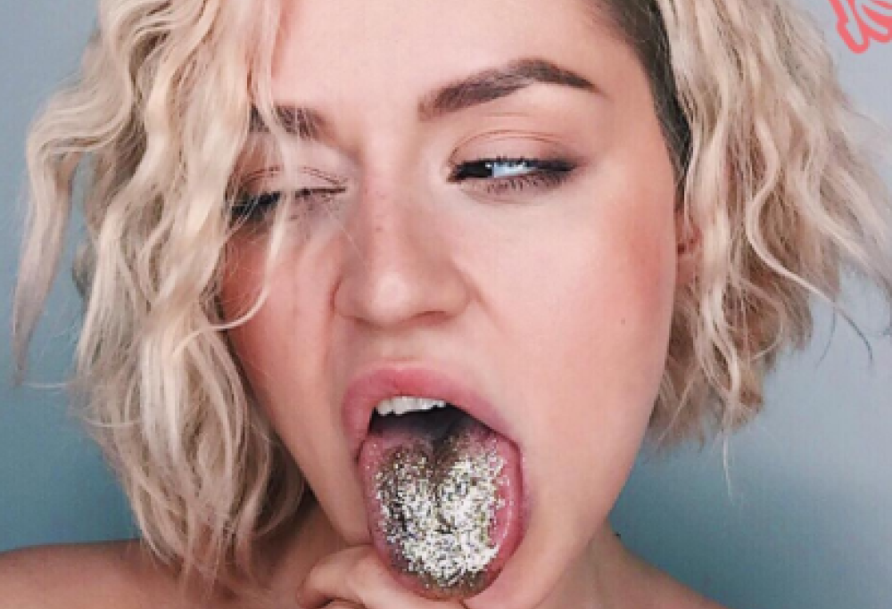 Lingua glitterata: ecco l'ultima, folle,  tendenza di Instagram