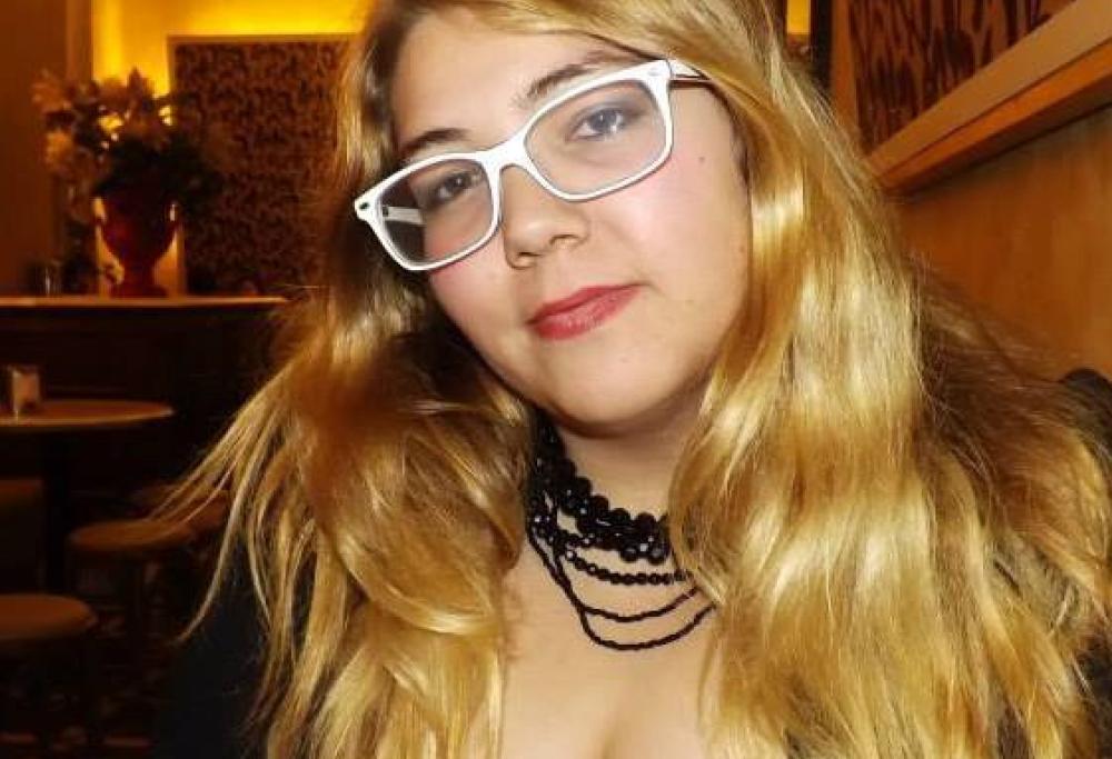 Invia 800 curriculum in 2 anni ma non trova lavoro: “è troppo grassa”