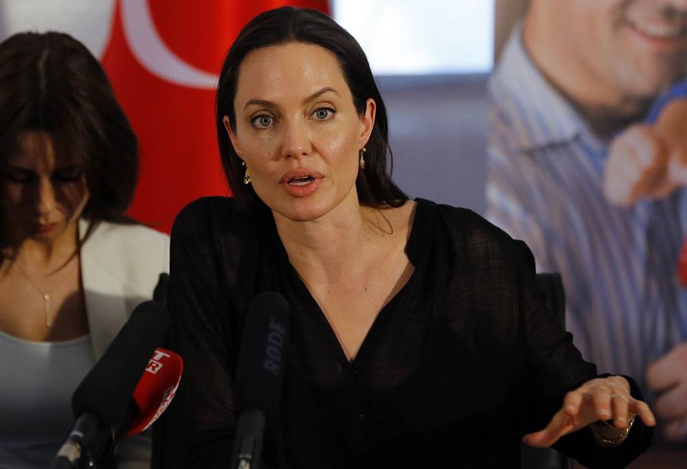 Angelina Jolie: “Non c’è nulla di positivo nell’essere sola”, ma con Brad Pitt nessun riavvicinamento