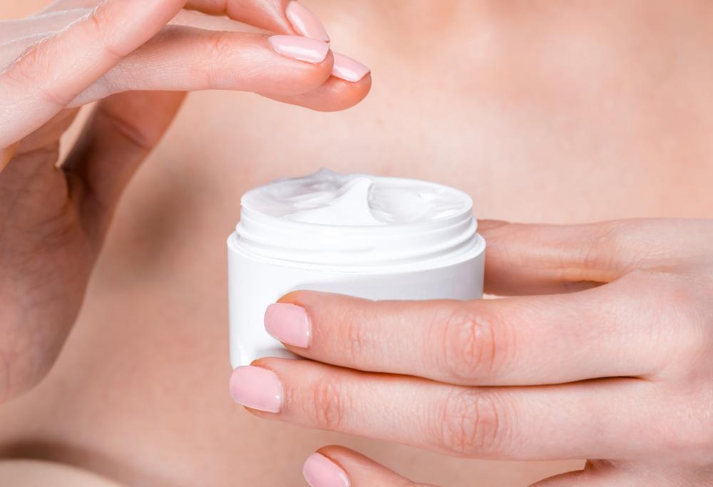 Un monaco denuncia una nota azienda di cosmetica, avrebbe rubato la formula di una crema