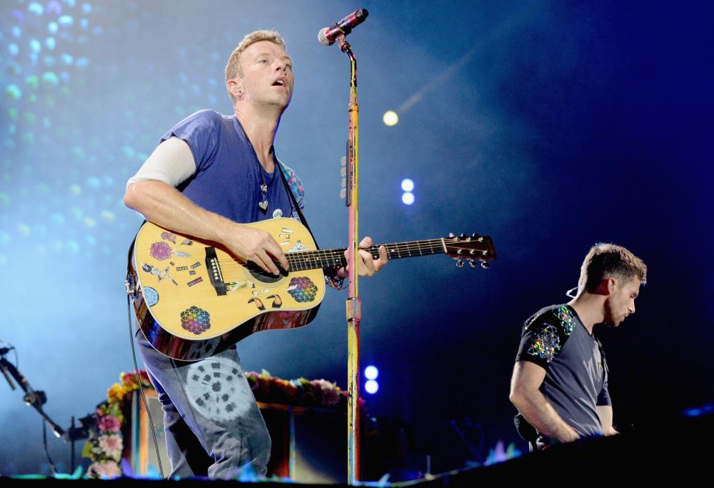 Chris Martin si esibisce in una cover degli AC/DC