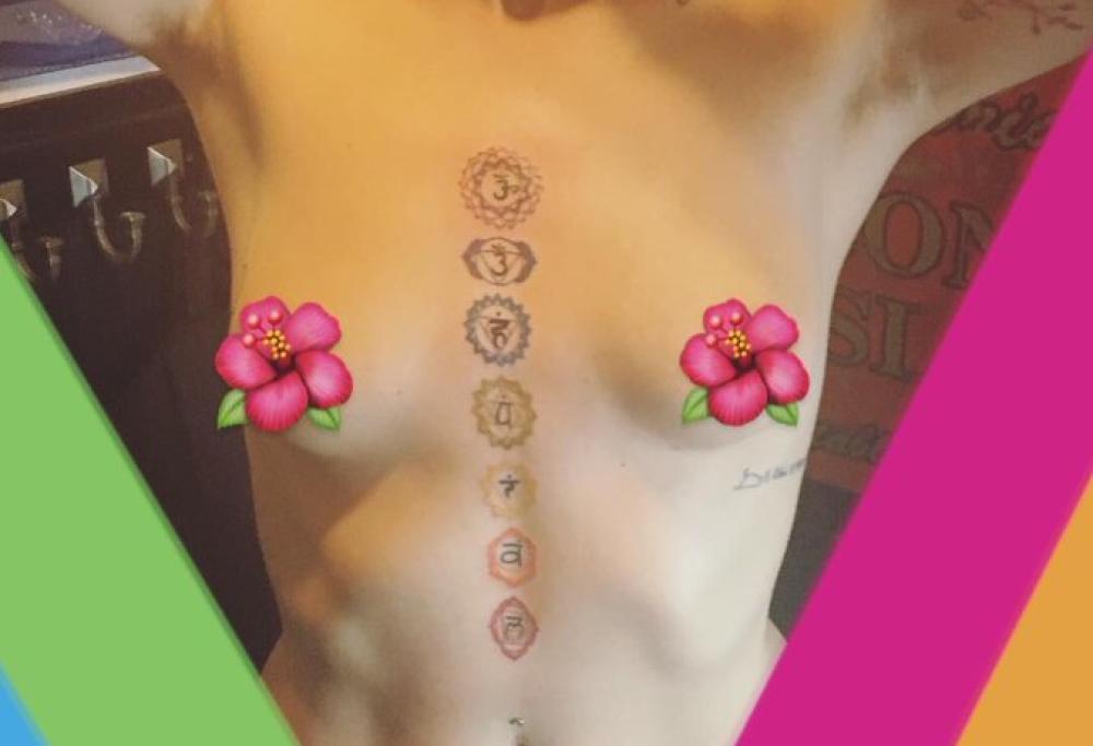 Paris Jackson in topless per mostrare i nuovi tatuaggi
