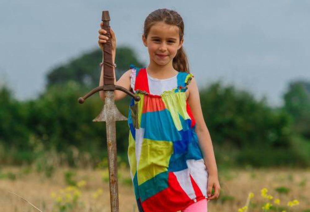 Bambina inglese trova una spada in un lago: e il mito di Excalibur torna a far sognare. 