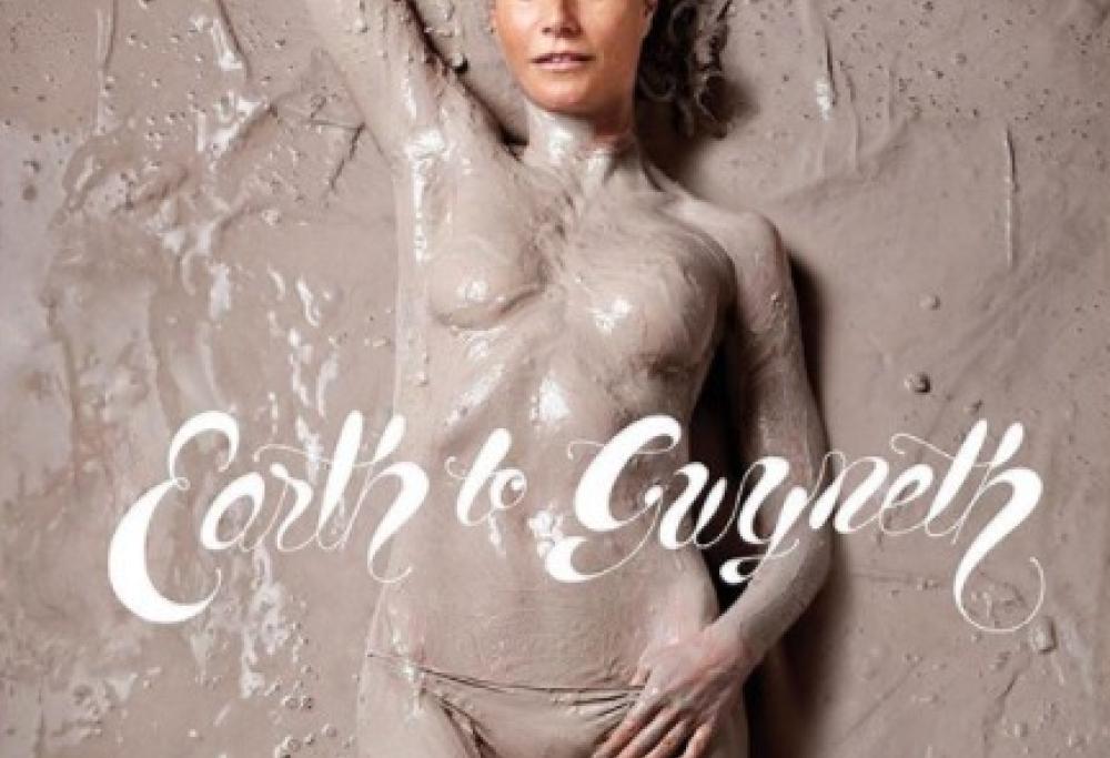 Gwyneth Paltrow in topless e coperta di fango per promuovere il suo magazine