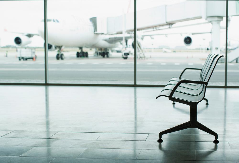 Il figlio ha il documento scaduto, il padre parte lo stesso e lo lascia in aeroporto