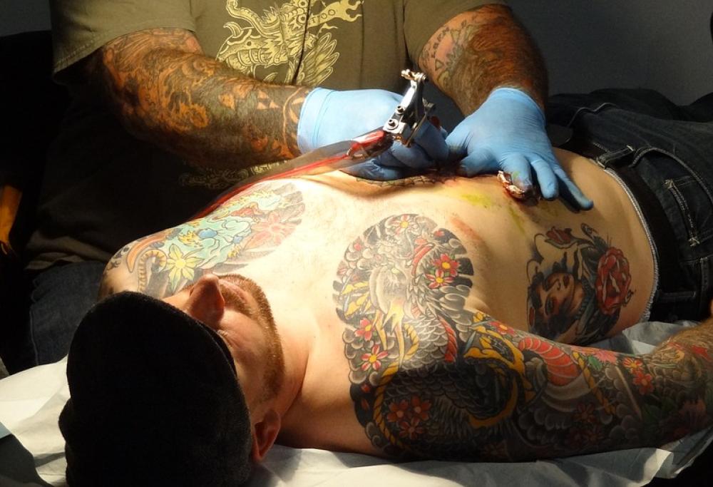 Tatuaggi, pericolo salute: particelle possono raggiungere i linfonodi 