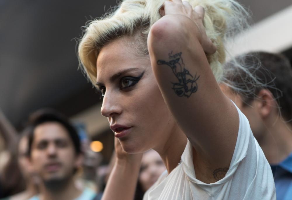 Lady Gaga in ospedale per dei nuovi problemi di salute. Concerti annullati in Brasile